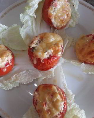 Горшочки из помидоров, фаршированные куриной грудкой