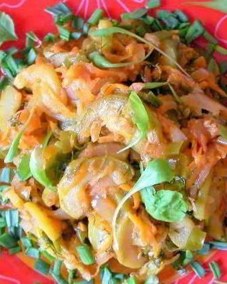 Кабачки, тушенные с луком