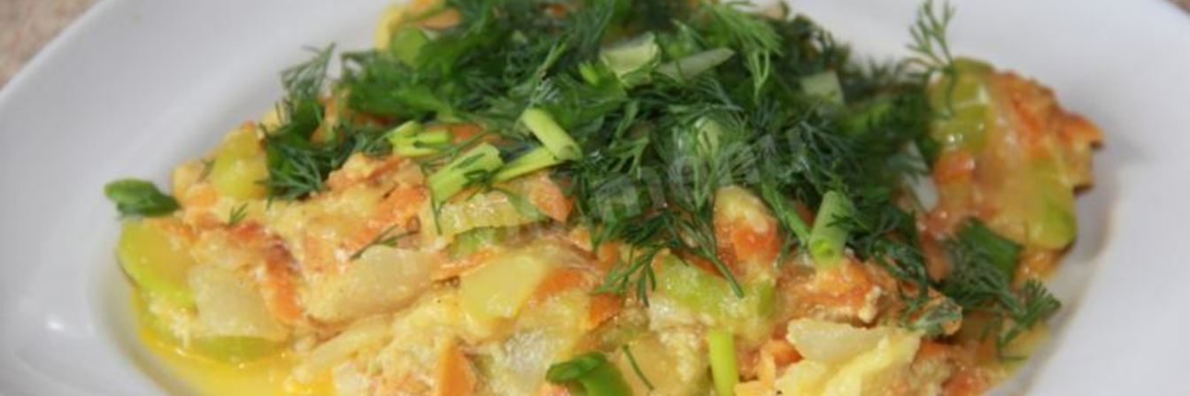 Кабачки тушеные с морковью луком и помидорами