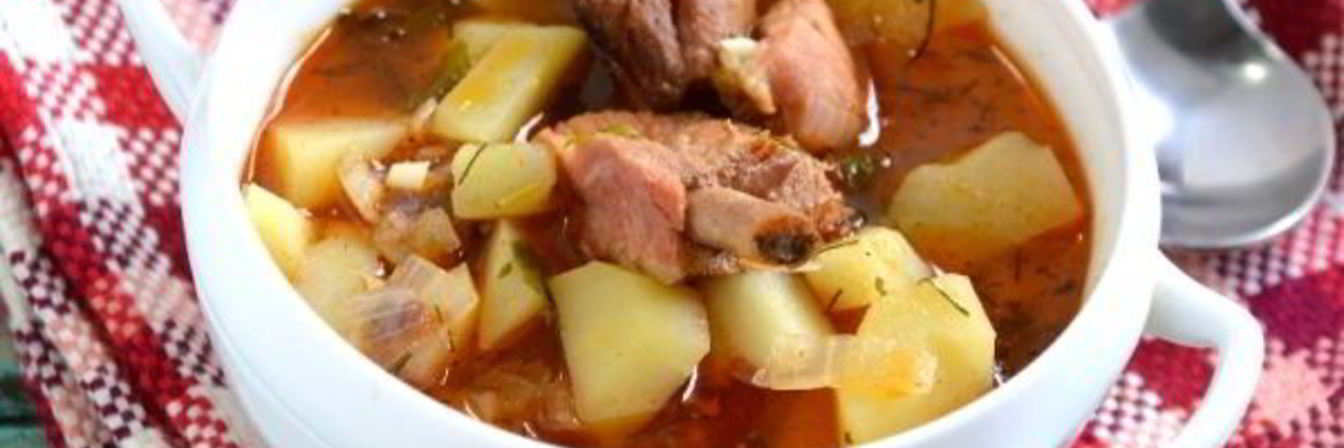 Картофель, тушенный со свиными ребрами в казане