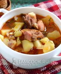 Картофель, тушенный со свиными ребрами в казане