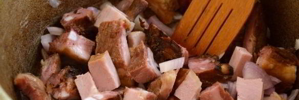 картофель, тушенный со свиными ребрами в казане