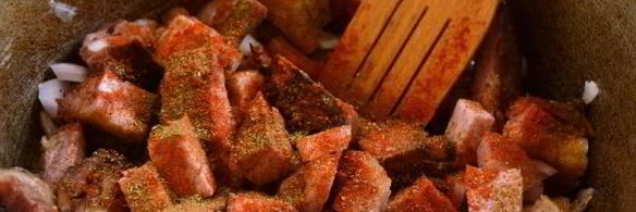 картофель, тушенный со свиными ребрами в казане