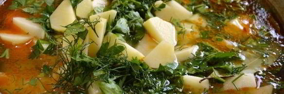 картофель, тушенный со свиными ребрами в казане