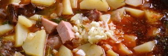 картофель, тушенный со свиными ребрами в казане