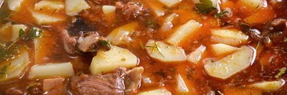 картофель, тушенный со свиными ребрами в казане