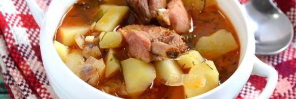 картофель, тушенный со свиными ребрами в казане