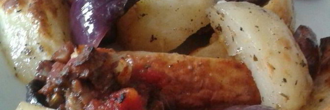 Картофель, запеченный с красным луком и фаршированными грибами