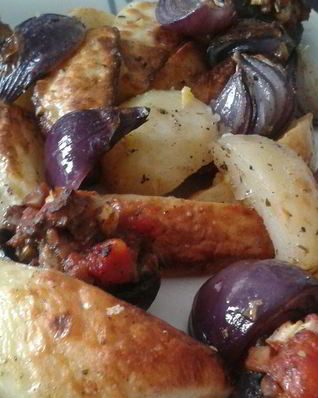 Картофель, запеченный с красным луком и фаршированными грибами