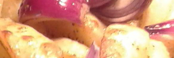 картофель, запеченный с красным луком и фаршированными грибами