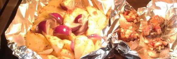 картофель, запеченный с красным луком и фаршированными грибами