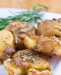 Картофель, запеченный с розмарином в духовке