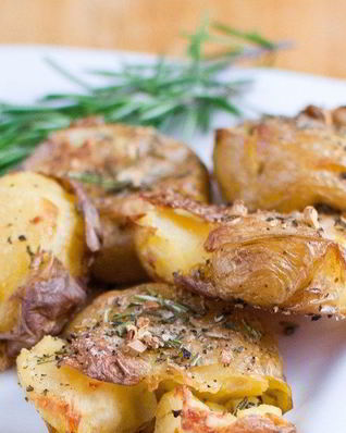 Картофель, запеченный с розмарином в духовке