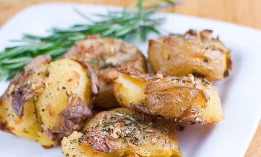 Рецепт картофеля, запеченного с розмарином в духовке