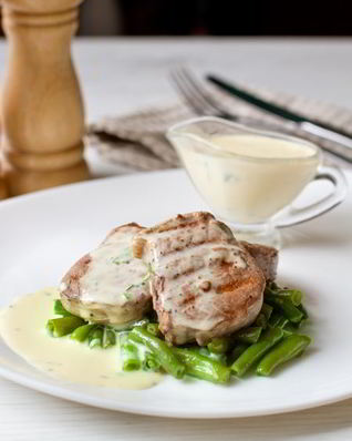 Медальоны из свинины с зеленой фасолью и беарнским соусом