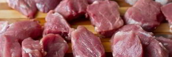 медальоны из свинины с зеленой фасолью и беарнским соусом