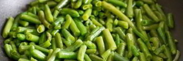 медальоны из свинины с зеленой фасолью и беарнским соусом