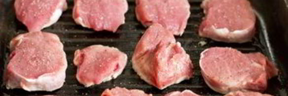 медальоны из свинины с зеленой фасолью и беарнским соусом