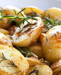 Молодой картофель, запеченный в духовке