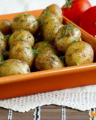 Молодой картофель запеченный в рукаве