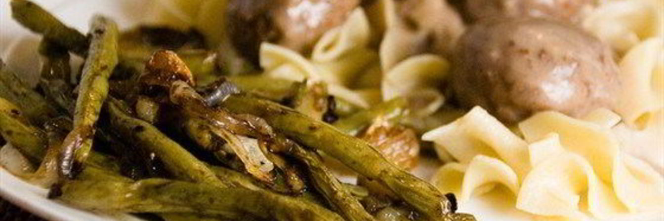 Печеная зеленая фасоль с красным луком и грецкими орехами