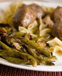 Печеная зеленая фасоль с красным луком и грецкими орехами