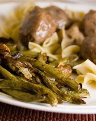 Печеная зеленая фасоль с красным луком и грецкими орехами