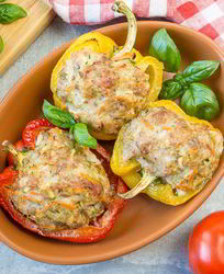 Печеный перец, фаршированный курицей и овощами