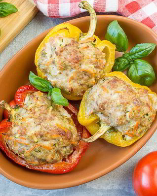 Печеный перец, фаршированный курицей и овощами