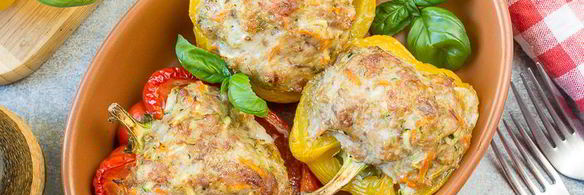 печеный перец, фаршированный курицей и овощами