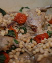 Перепелки в белом вине с корицей и фасолью