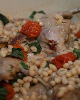 Перепелки в белом вине с корицей и фасолью