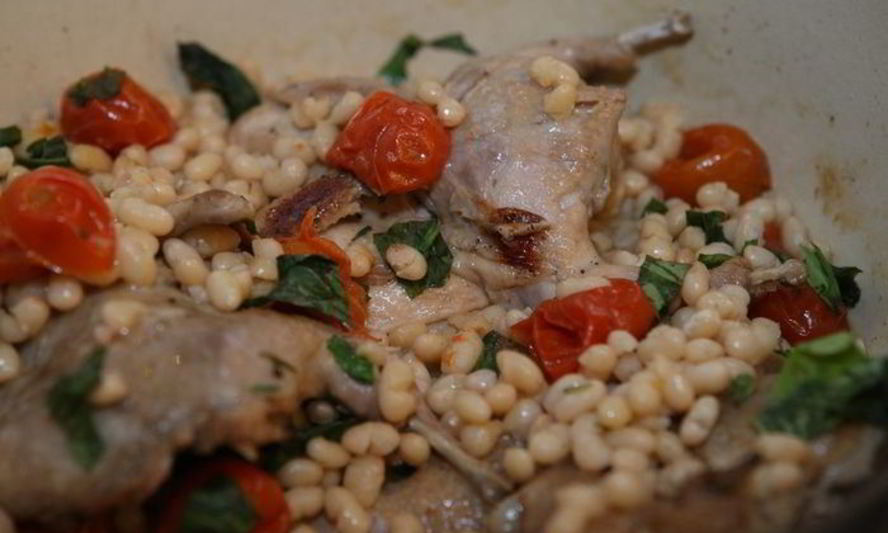 Рецепт перепелок в белом вине с корицей и фасолью