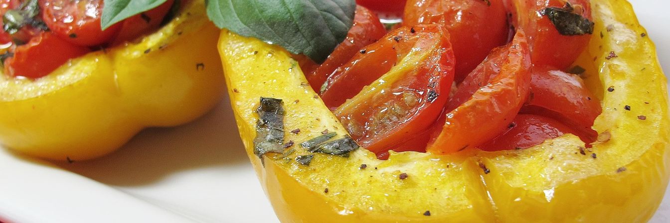 Перец фаршированный помидорами черри, чесноком и базиликом