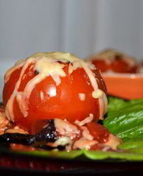 Помидоры, фаршированные баклажанами под сыром Джюгас