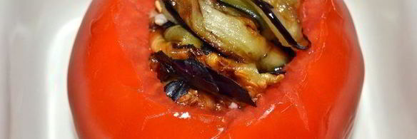 помидоры, фаршированные баклажанами под сыром джюгас