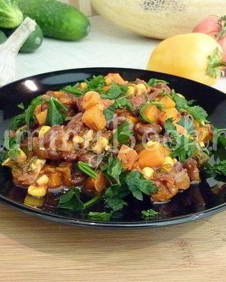 Тушеная фасоль с овощами в томатном соусе