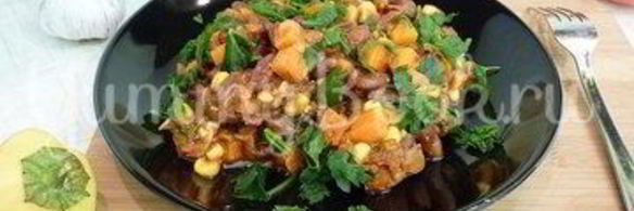 тушеная фасоль с овощами в томатном соусе