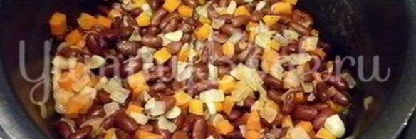 тушеная фасоль с овощами в томатном соусе