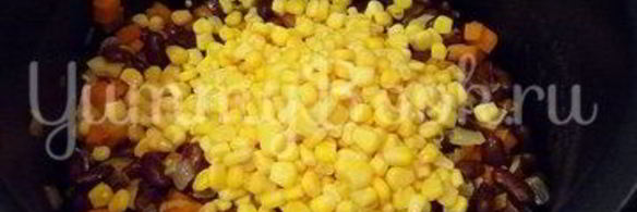 тушеная фасоль с овощами в томатном соусе