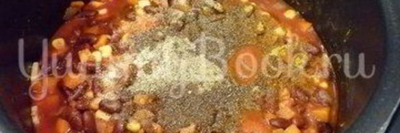 тушеная фасоль с овощами в томатном соусе