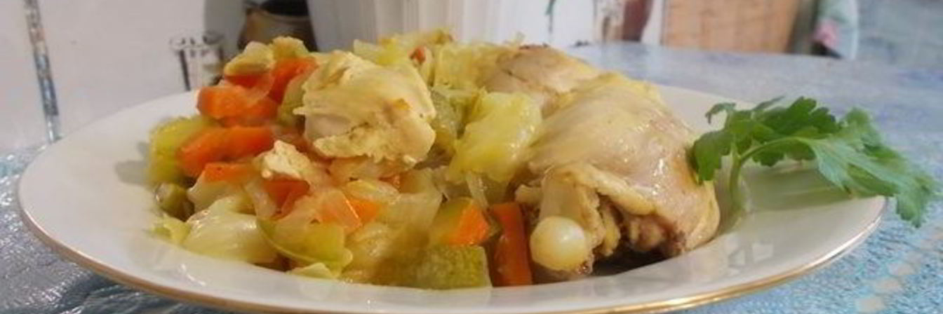 Тушеная капуста с кабачком и курицей