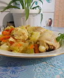 Тушеная капуста с кабачком и курицей