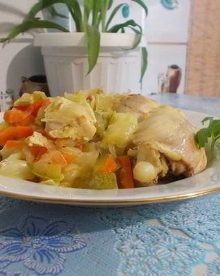 Тушеная капуста с кабачком и курицей