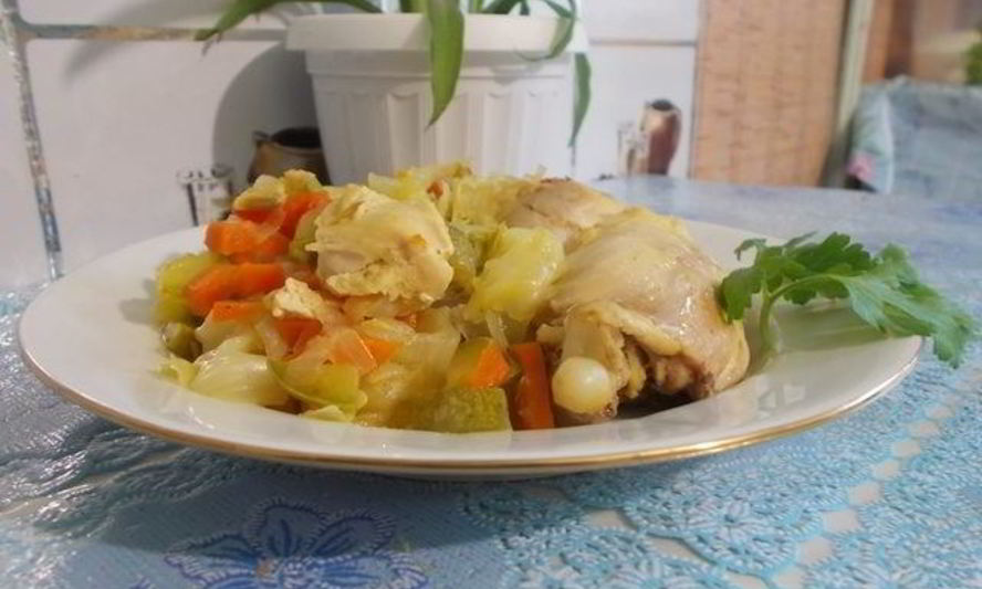 Рецепт тушеной капусты с кабачком и курицей