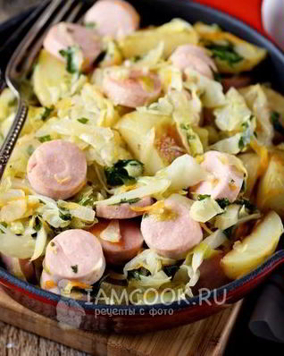 Тушеная капуста с картошкой и сосисками