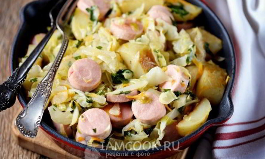 Рецепт тушеной капусты с картошкой и сосисками