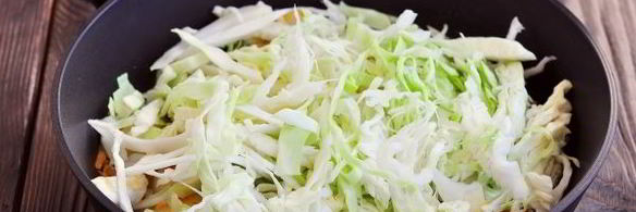 тушеная капуста с картошкой и сосисками