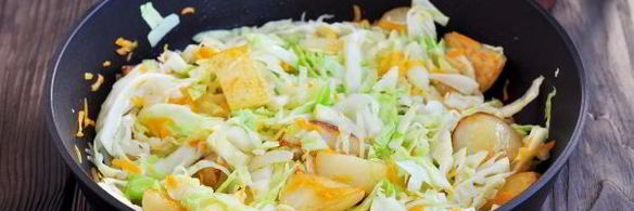 тушеная капуста с картошкой и сосисками