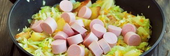 тушеная капуста с картошкой и сосисками